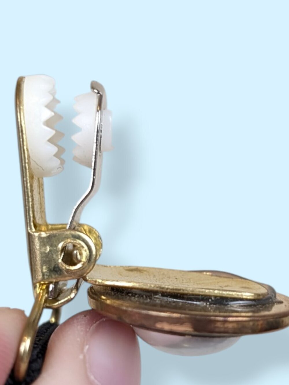 (2/$20) V. Faux Pearl Black Enamel Sweater Clip - Picture 4 of 5